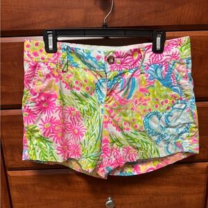 Lilly Pulitzer Lovers Coral Callahan Shorts. Size 6